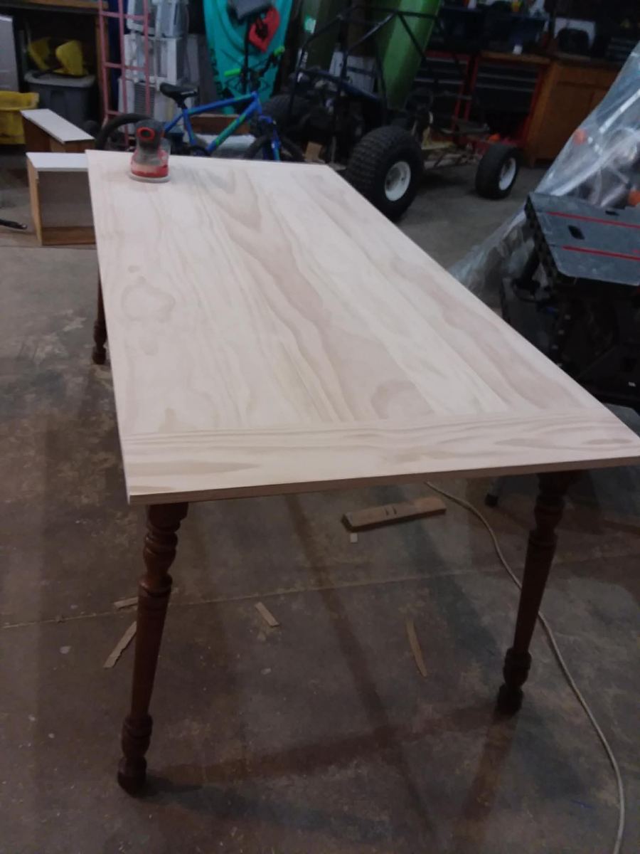 Table top mounted on turned wooden legs